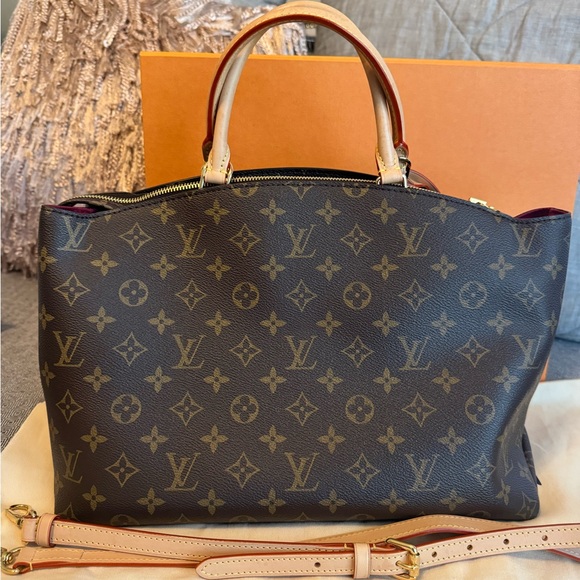 Louis Vuitton Grand Palais MM Handbag - Picture 4 of 13